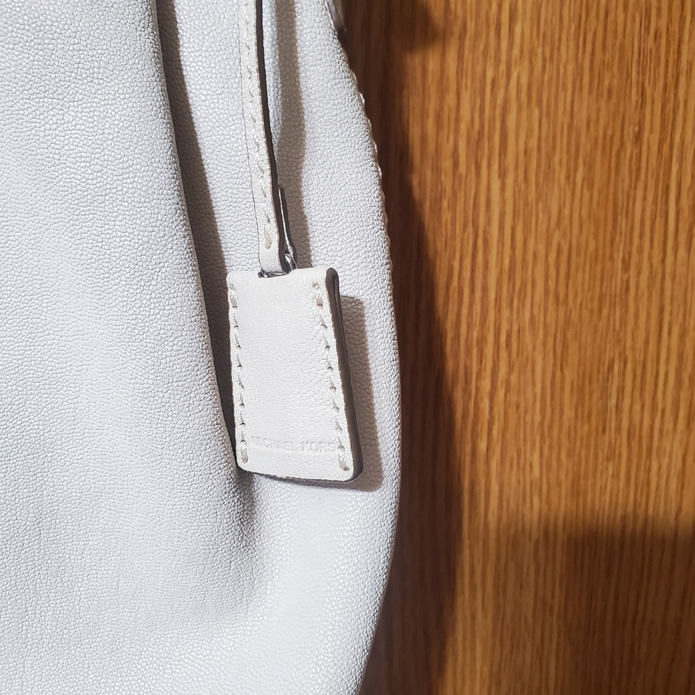 Springtime White Michael Kors handbag. Excellent condition, med size - Picture 5 of 10